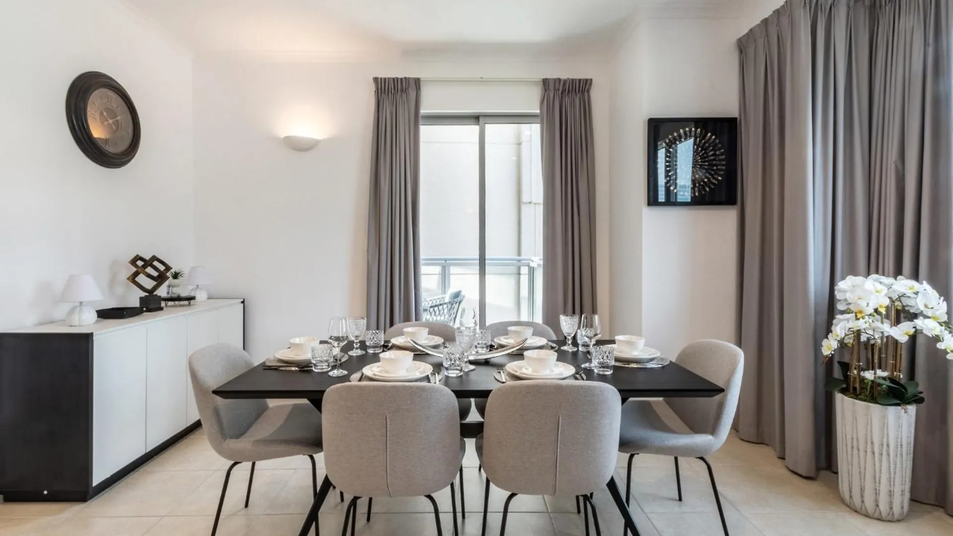Elegant 1-Bedroom Apartment With Burj Khalifa View Dubai